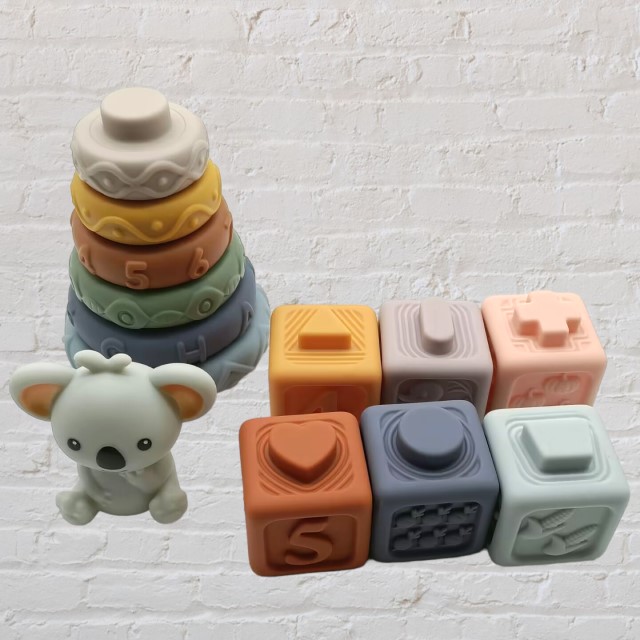 Set cu 13 piese: 5 discuri conectabile, 6 cuburi si un ursulet 